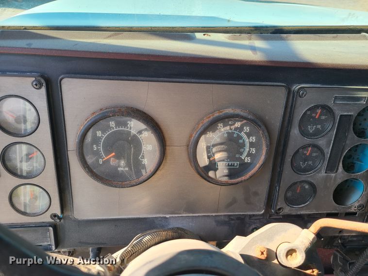 image for item DH5920 1990 International 9400  truck cab and chassis