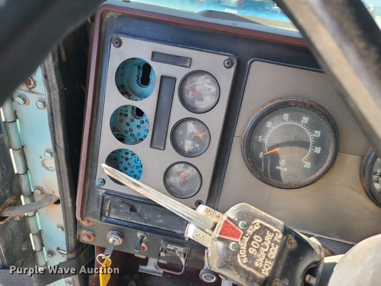 image for item DH5920 1990 International 9400  truck cab and chassis