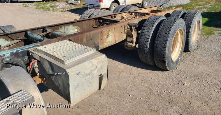 image for item DH5920 1990 International 9400  truck cab and chassis