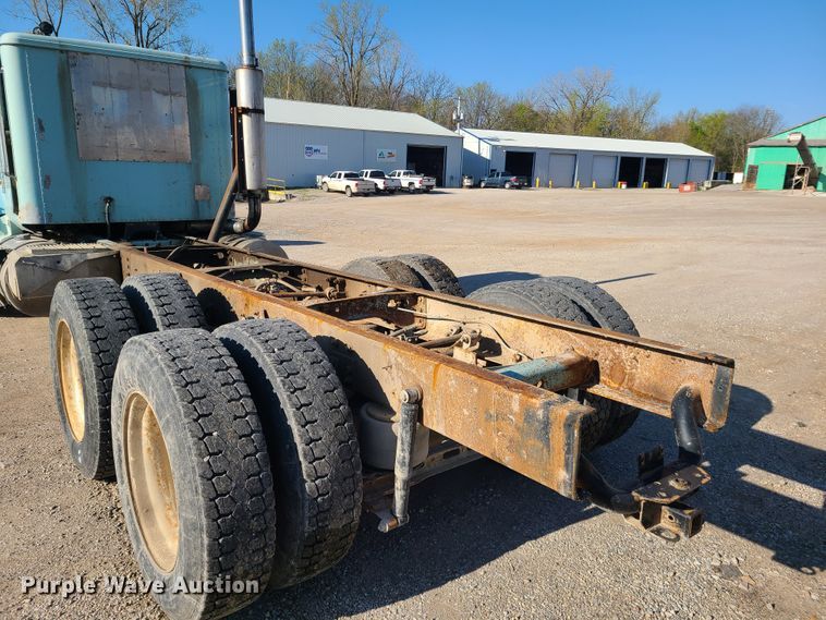 image for item DH5920 1990 International 9400  truck cab and chassis