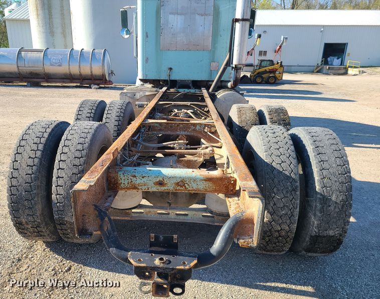 image for item DH5920 1990 International 9400  truck cab and chassis