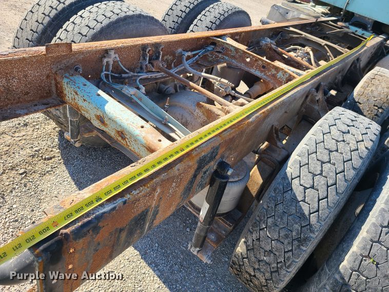 image for item DH5920 1990 International 9400  truck cab and chassis