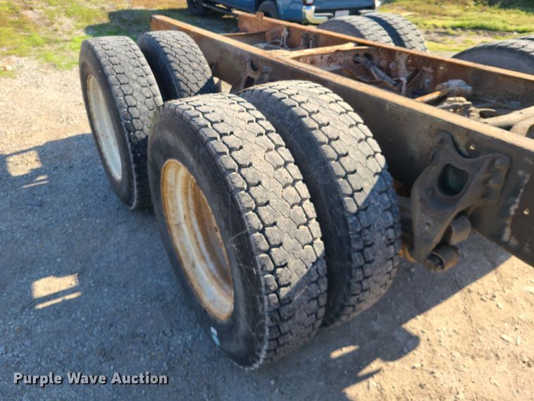 image for item DH5920 1990 International 9400  truck cab and chassis