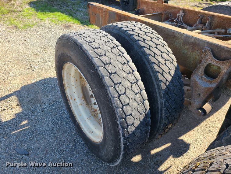 image for item DH5920 1990 International 9400  truck cab and chassis