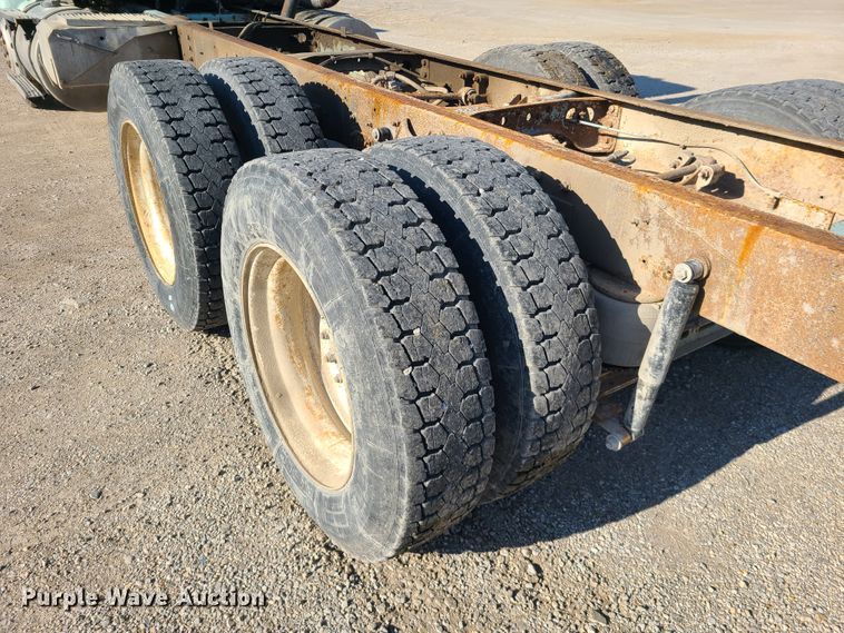 image for item DH5920 1990 International 9400  truck cab and chassis