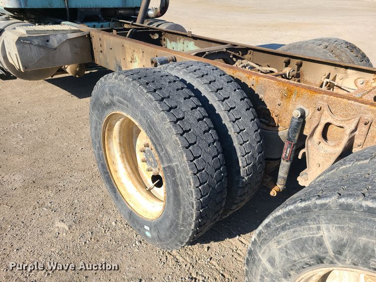 image for item DH5920 1990 International 9400  truck cab and chassis