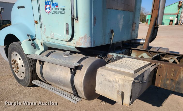 image for item DH5920 1990 International 9400  truck cab and chassis