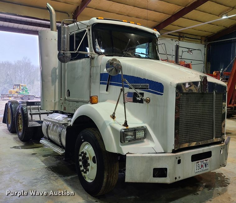 image for item DH5922 1998 Kenworth T800  semi truck