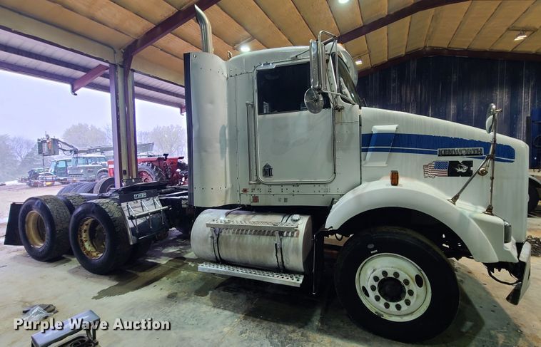 image for item DH5922 1998 Kenworth T800  semi truck