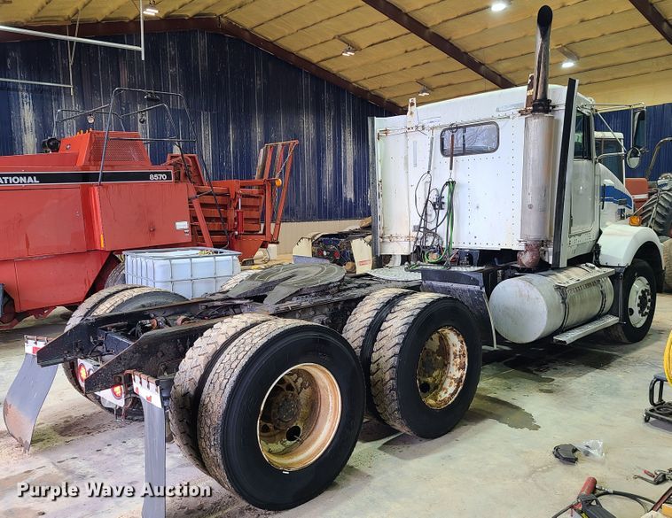 image for item DH5922 1998 Kenworth T800  semi truck