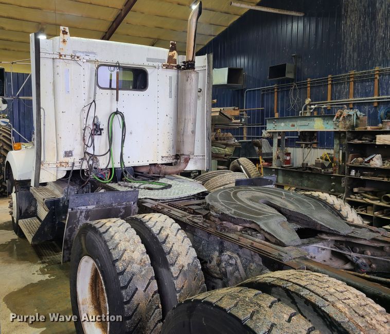 image for item DH5922 1998 Kenworth T800  semi truck