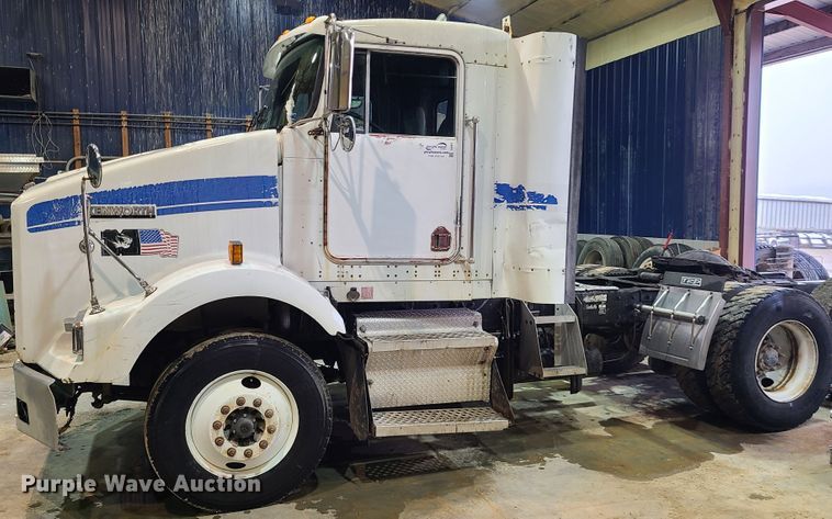 image for item DH5922 1998 Kenworth T800  semi truck