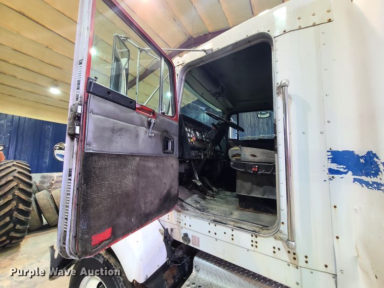 image for item DH5922 1998 Kenworth T800  semi truck