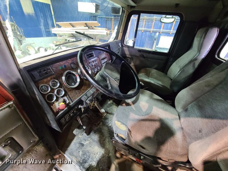 image for item DH5922 1998 Kenworth T800  semi truck