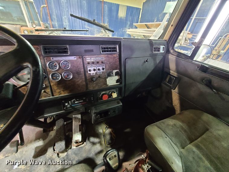 image for item DH5922 1998 Kenworth T800  semi truck