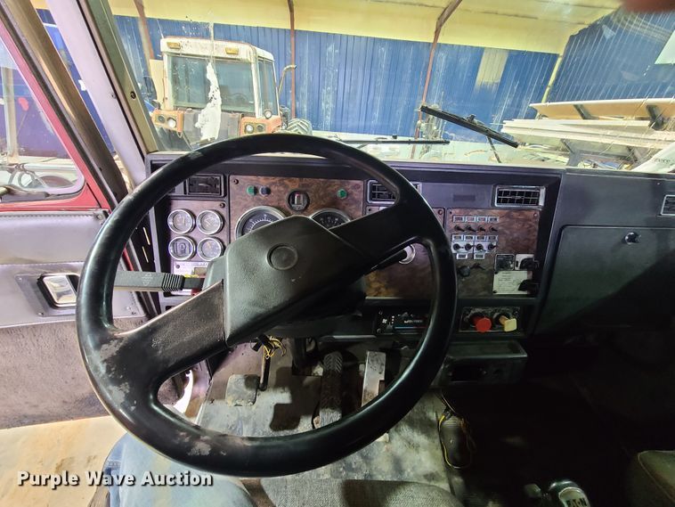 image for item DH5922 1998 Kenworth T800  semi truck