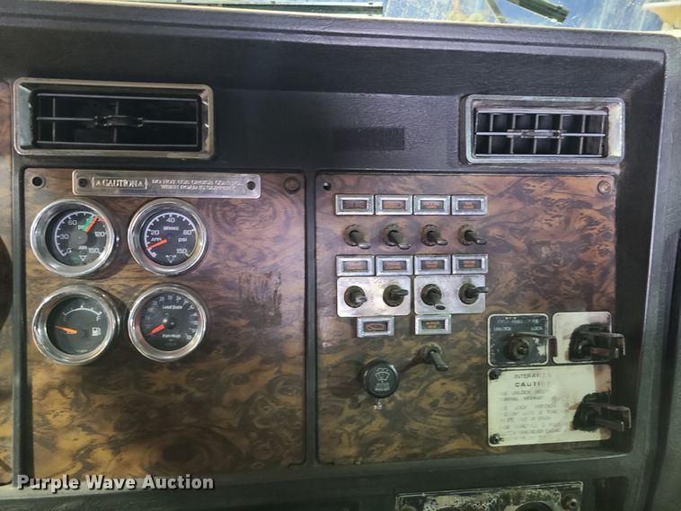 image for item DH5922 1998 Kenworth T800  semi truck