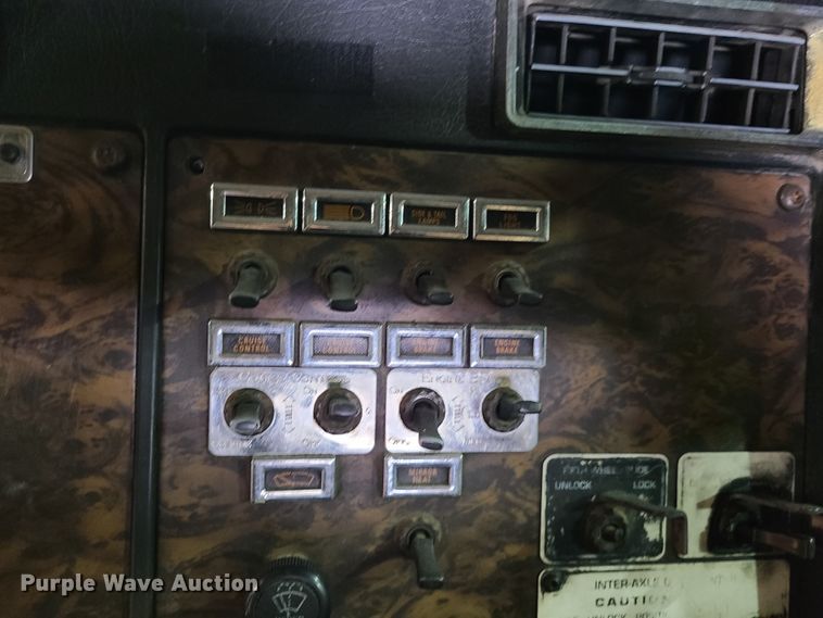 image for item DH5922 1998 Kenworth T800  semi truck