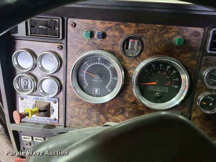 image for item DH5922 1998 Kenworth T800  semi truck