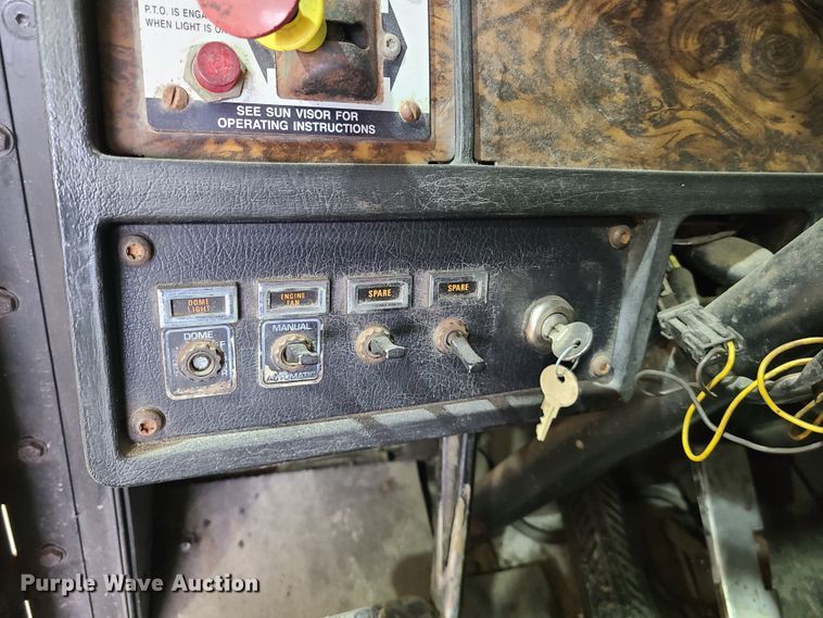 image for item DH5922 1998 Kenworth T800  semi truck