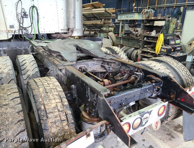 image for item DH5922 1998 Kenworth T800  semi truck