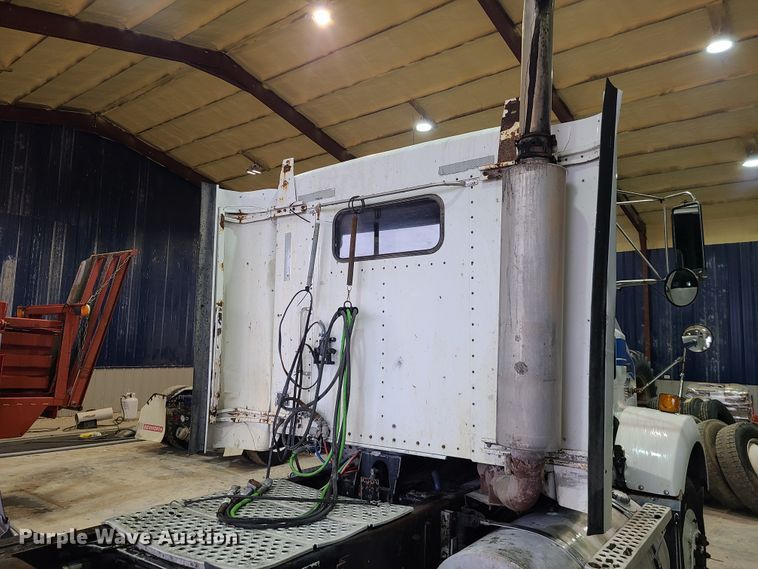 image for item DH5922 1998 Kenworth T800  semi truck