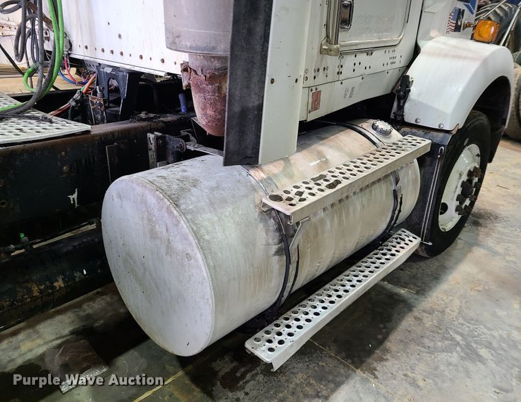 image for item DH5922 1998 Kenworth T800  semi truck