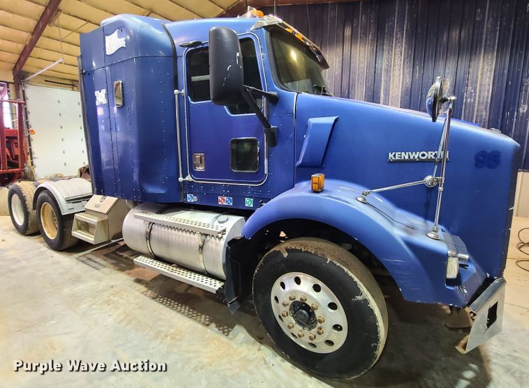 image for item DH5923 1998 Kenworth T800  semi truck