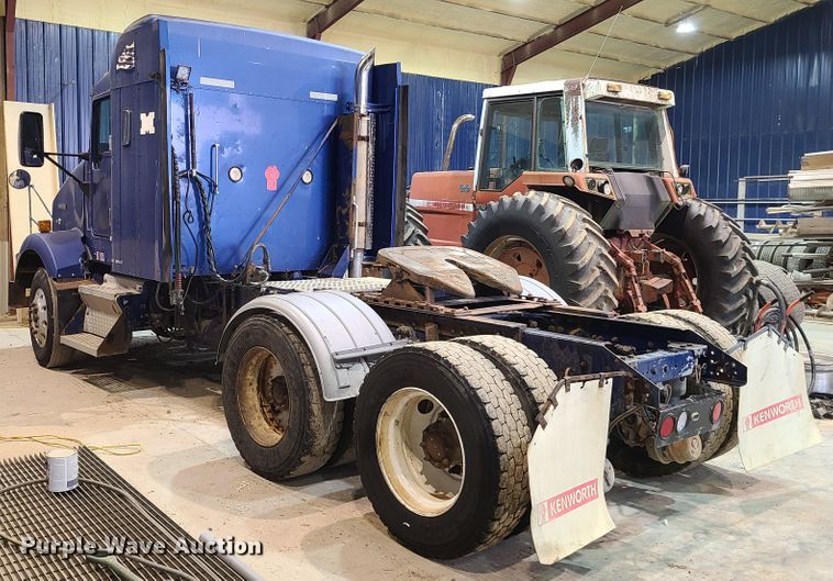 image for item DH5923 1998 Kenworth T800  semi truck