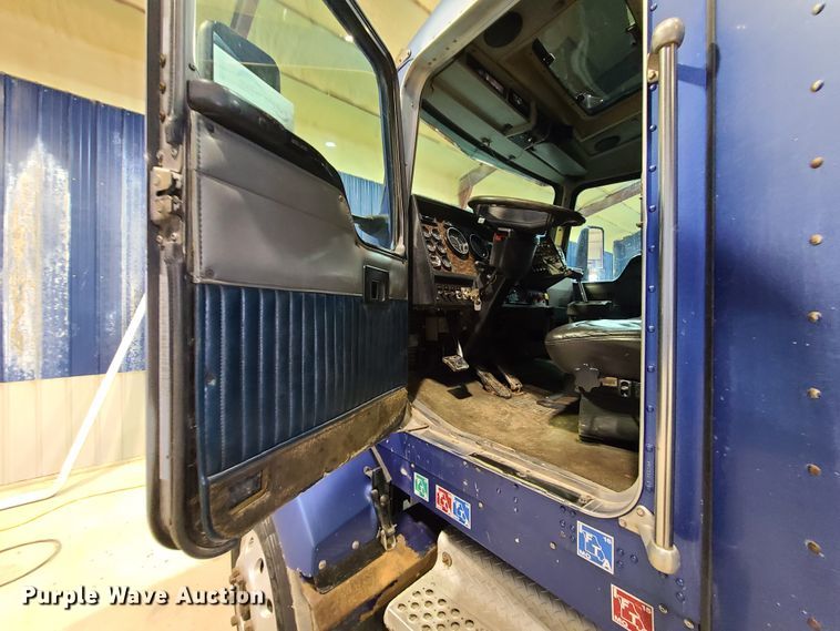 image for item DH5923 1998 Kenworth T800  semi truck