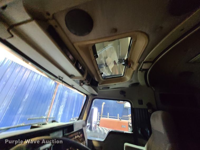 image for item DH5923 1998 Kenworth T800  semi truck