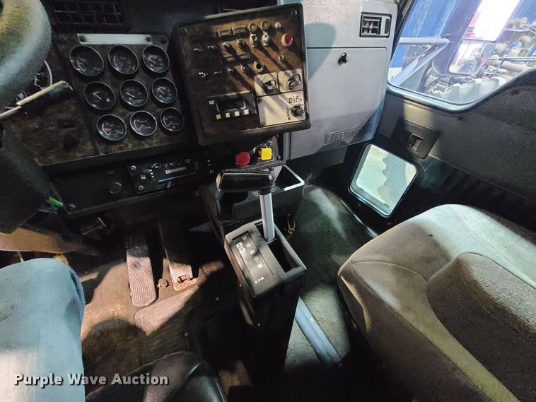 image for item DH5923 1998 Kenworth T800  semi truck