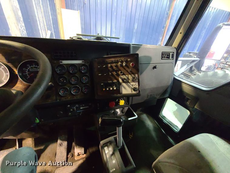 image for item DH5923 1998 Kenworth T800  semi truck