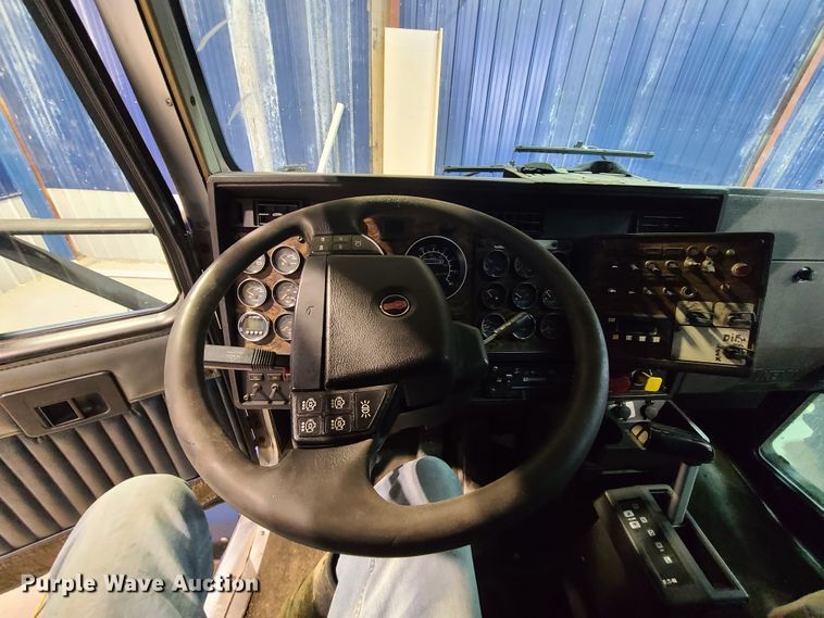 image for item DH5923 1998 Kenworth T800  semi truck