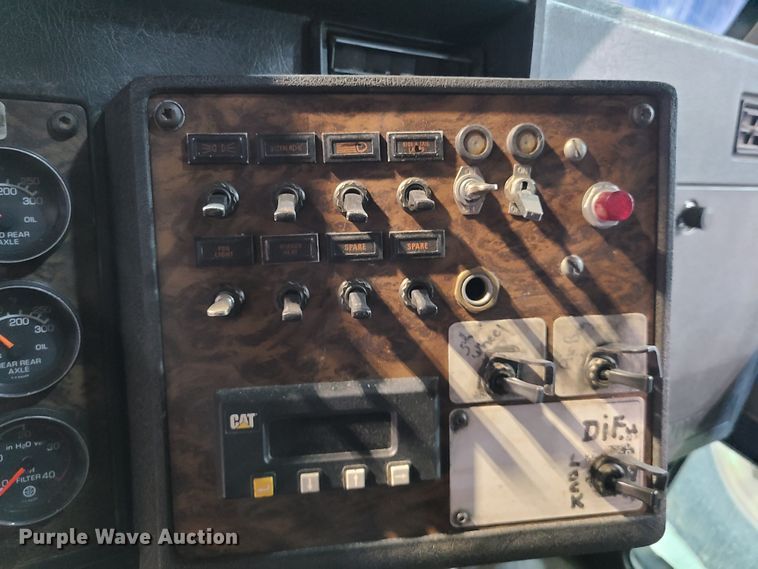 image for item DH5923 1998 Kenworth T800  semi truck