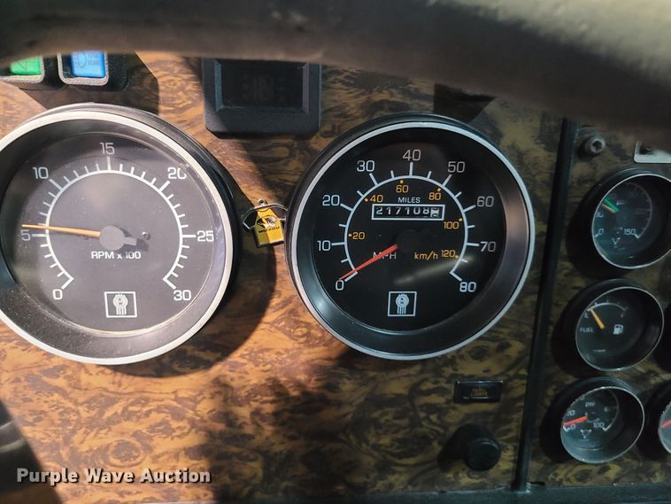 image for item DH5923 1998 Kenworth T800  semi truck