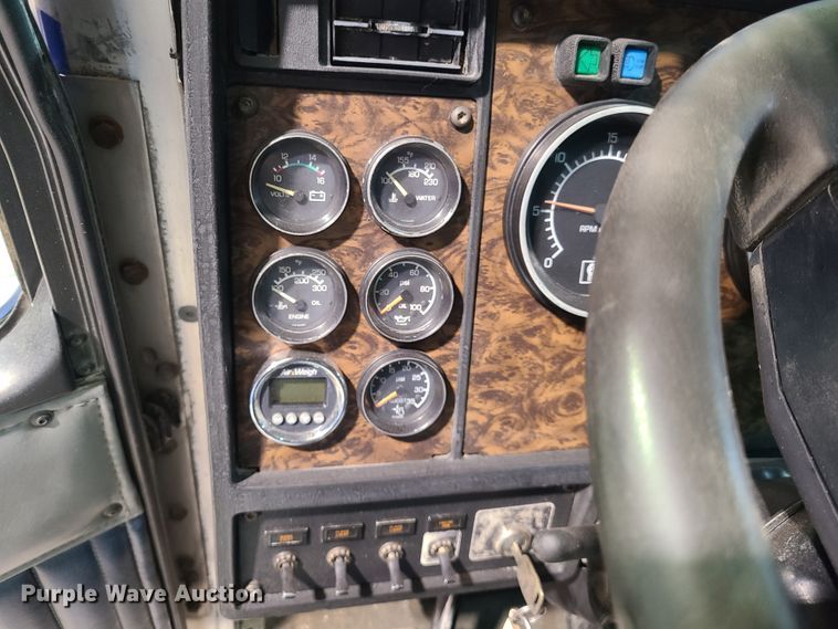 image for item DH5923 1998 Kenworth T800  semi truck