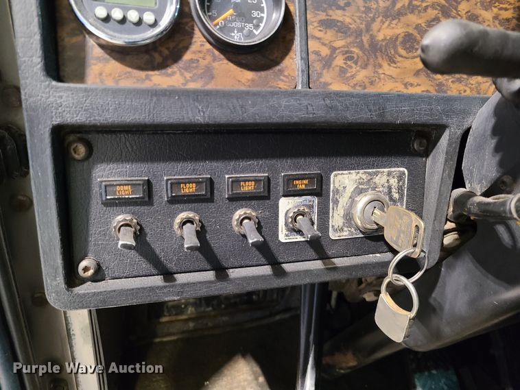 image for item DH5923 1998 Kenworth T800  semi truck