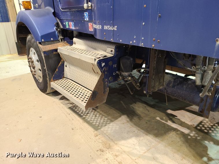 image for item DH5923 1998 Kenworth T800  semi truck