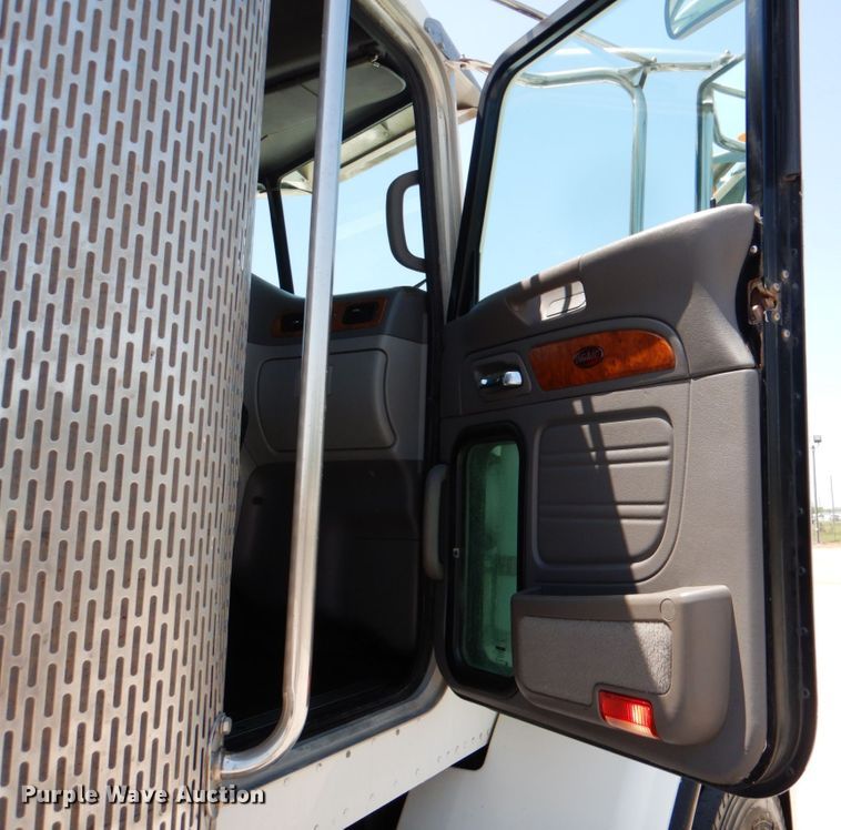 image for item DJ0770 2007 Peterbilt 357  semi truck