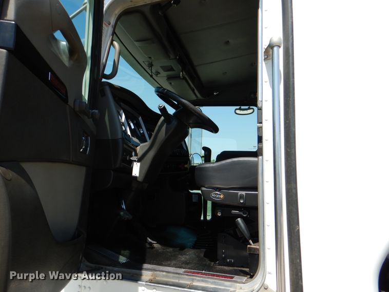 image for item DJ0771 2012 Kenworth T800  winch truck