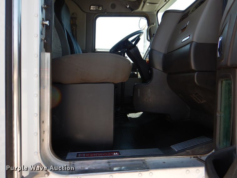 image for item DJ0771 2012 Kenworth T800  winch truck