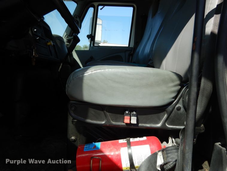 image for item DJ0772 2006 International 4300  box truck