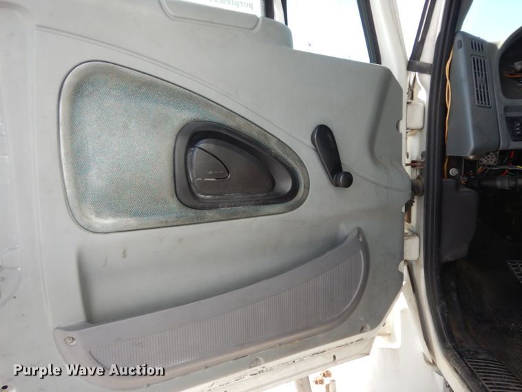 image for item DJ0772 2006 International 4300  box truck