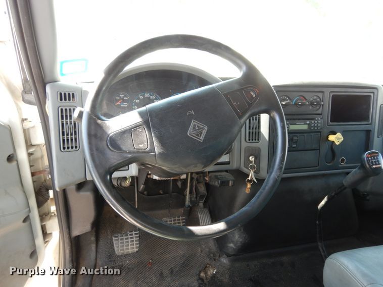 image for item DJ0772 2006 International 4300  box truck