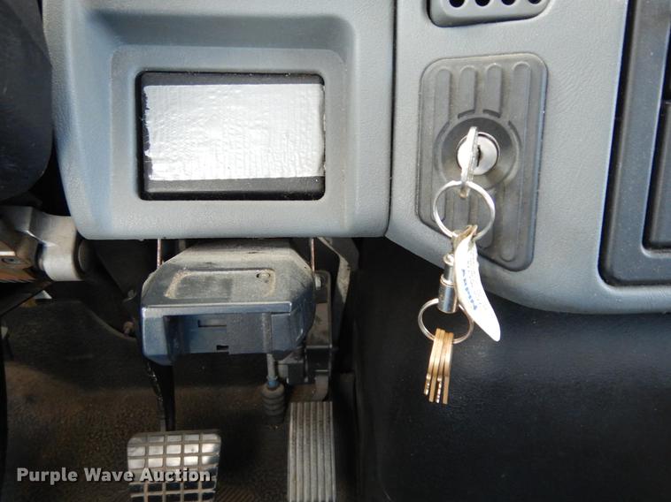 image for item DJ0772 2006 International 4300  box truck