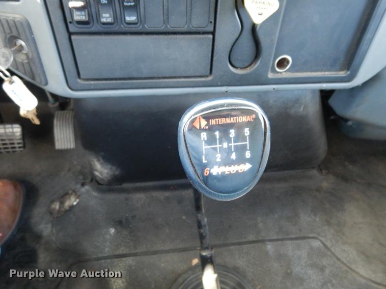 image for item DJ0772 2006 International 4300  box truck