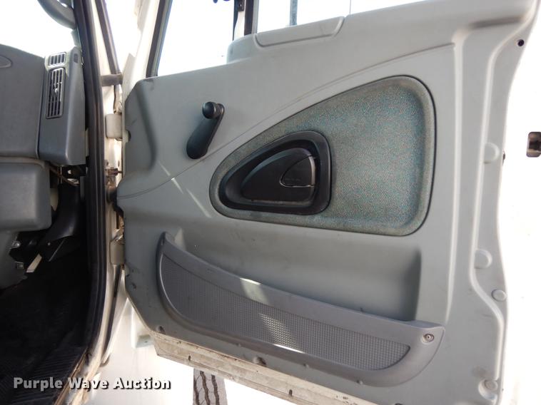 image for item DJ0772 2006 International 4300  box truck