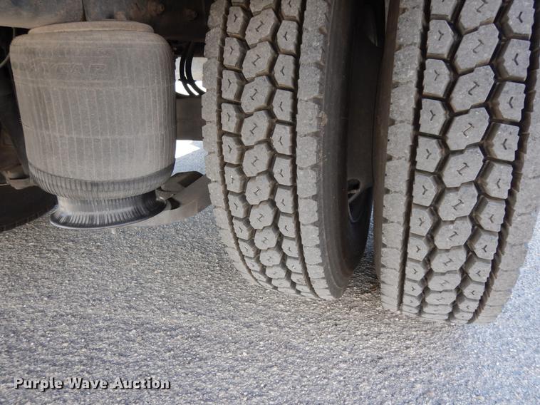 image for item DJ0772 2006 International 4300  box truck