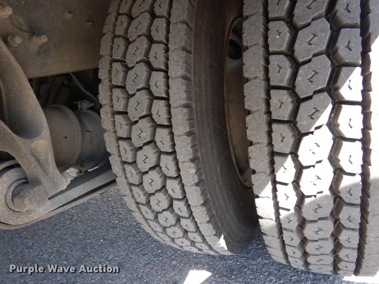 image for item DJ0772 2006 International 4300  box truck